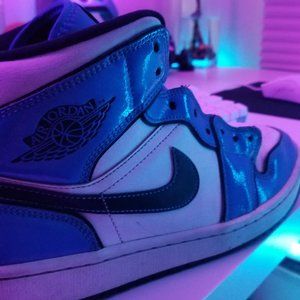 Jordan 1 Mid Signal Blue